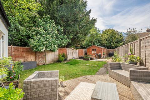 45a Bloxham Crescent, Hampton, TW12 2QG