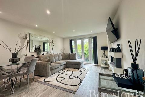 2 bedroom apartment for sale, Stafford Avenue, Hornchurch, RM11