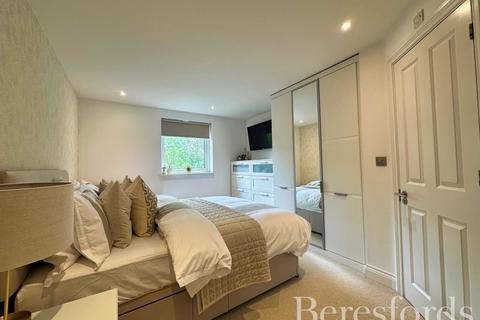 2 bedroom apartment for sale, Stafford Avenue, Hornchurch, RM11