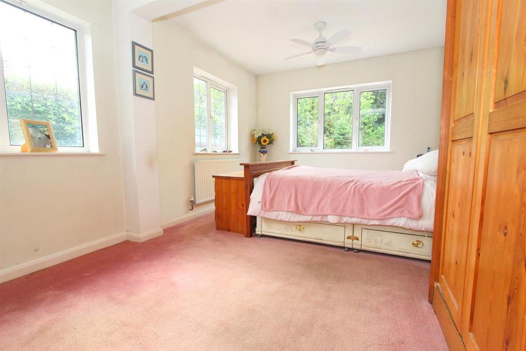 Bed 1.jpg