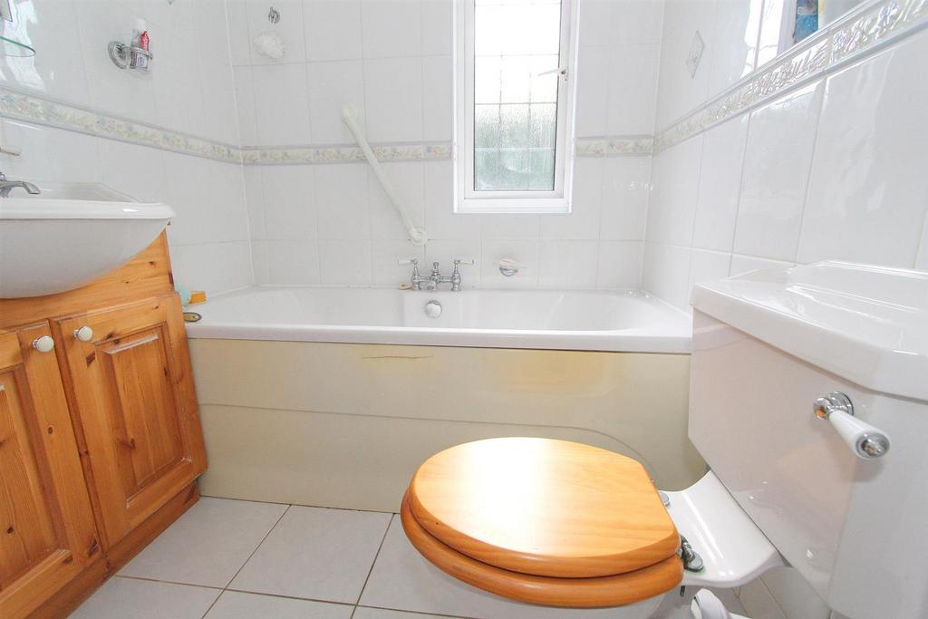 Ensuite bath.jpg