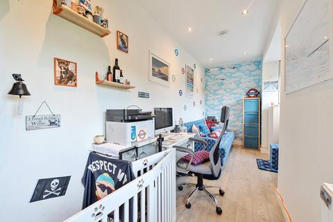 2 bedroom flat for sale, Hanworth Lane, Chertsey, KT16