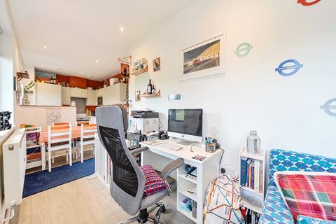 2 bedroom flat for sale, Hanworth Lane, Chertsey, KT16