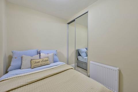 52 Willow Tree Close, London, SW18 3EL
