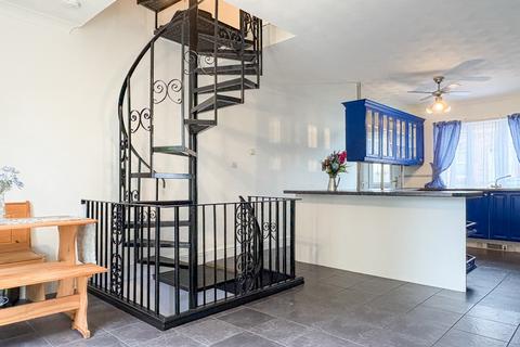 114 Elgar Road, Reading, RG2 0BN