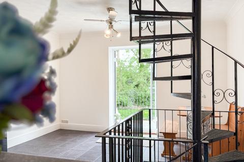114 Elgar Road, Reading, RG2 0BN