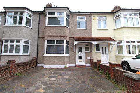 3 bedroom terraced house to rent, Strathmore Gardens, Hornchurch, Essex, RM12
