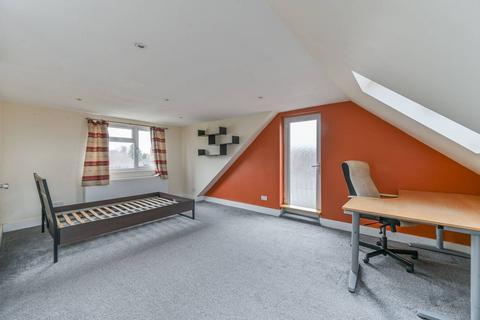 5 bedroom semi-detached house to rent, BIRCH WALK, Mitcham, CR4