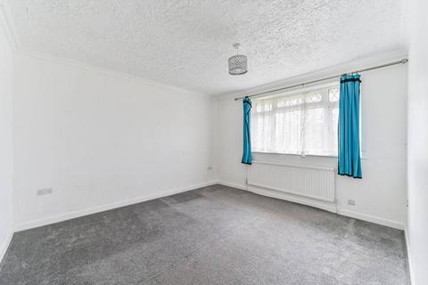 5 bedroom semi-detached house to rent, BIRCH WALK, Mitcham, CR4