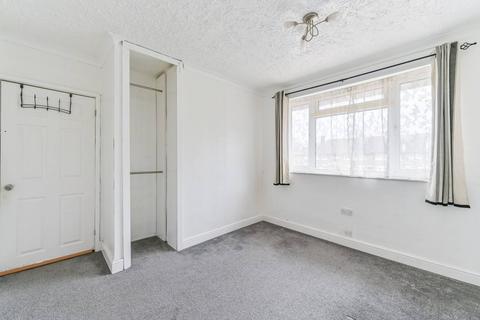 5 bedroom semi-detached house to rent, BIRCH WALK, Mitcham, CR4