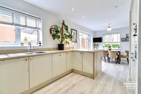 34 Violet Walk, Fradley, Lichfield, WS13 8TU