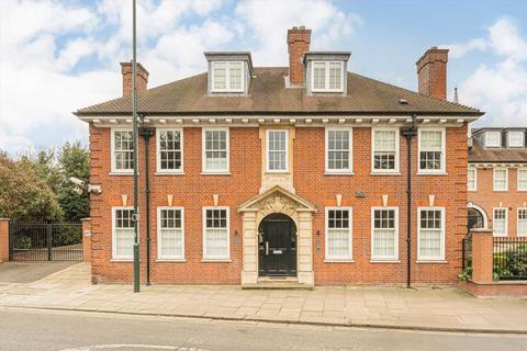 High Street, Hampton TW12