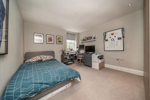 undefined, High Street, Hampton TW12