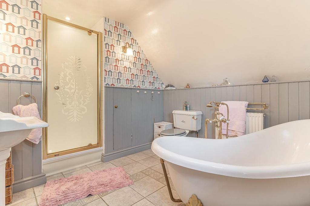 House Bedroom 1 Ensuite.jpg