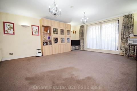 3 bedroom flat for sale, Queens Road, NW4