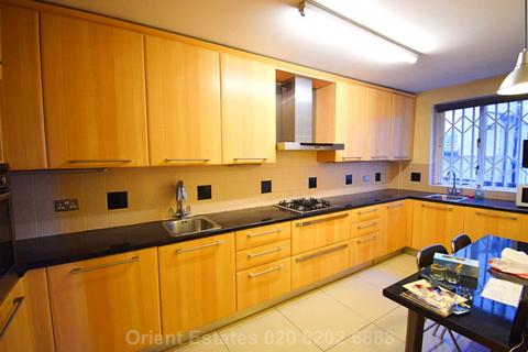 3 bedroom flat for sale, Queens Road, NW4