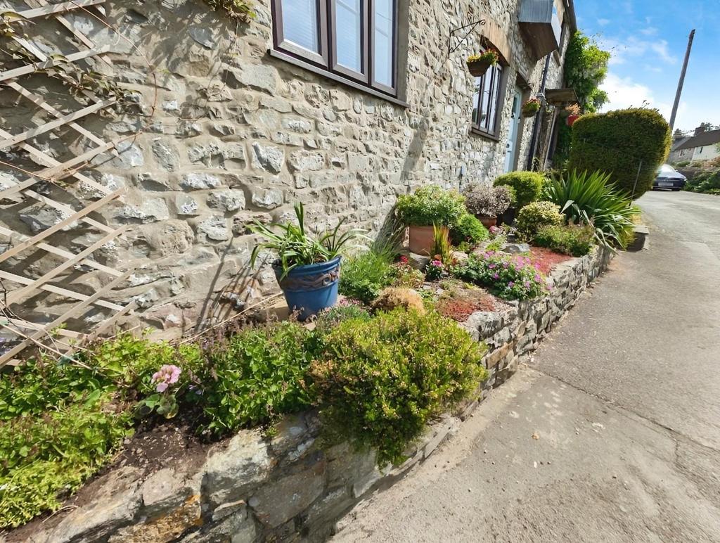 Aabf4c34-front 20garden.jpg