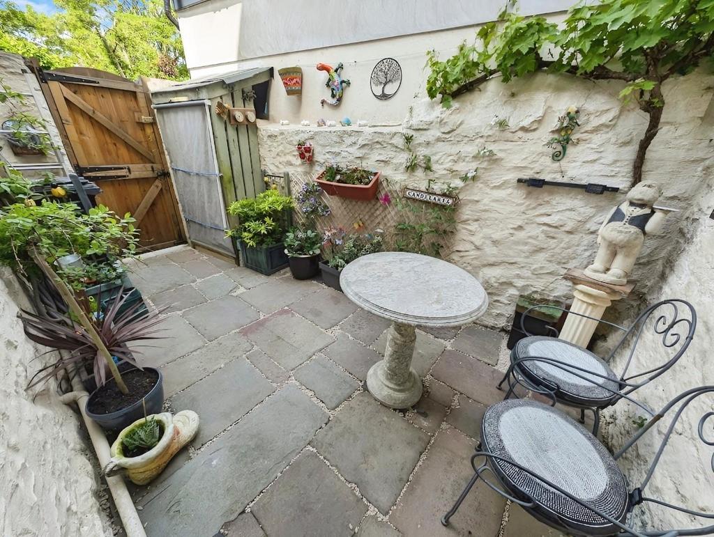 A682245e-courtyard 20b.jpg