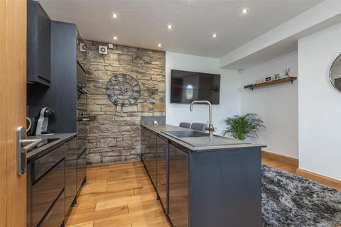 41 Briscoe Lane, Greetland, Halifax, HX4 8JT