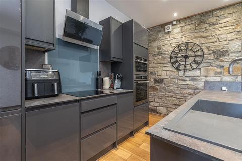 41 Briscoe Lane, Greetland, Halifax, HX4 8JT