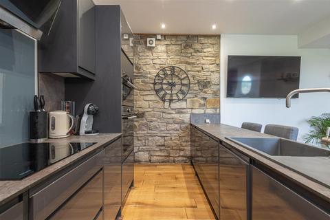 41 Briscoe Lane, Greetland, Halifax, HX4 8JT