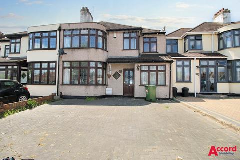 4 bedroom semi-detached house to rent, Pettits Lane North, Romford, RM1