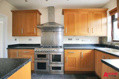 4 bedroom semi-detached house to rent, Pettits Lane North, Romford, RM1