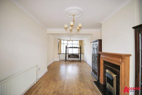 4 bedroom semi-detached house to rent, Pettits Lane North, Romford, RM1