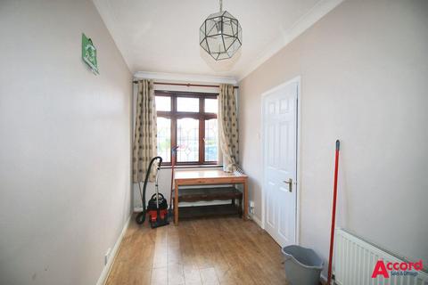 4 bedroom semi-detached house to rent, Pettits Lane North, Romford, RM1