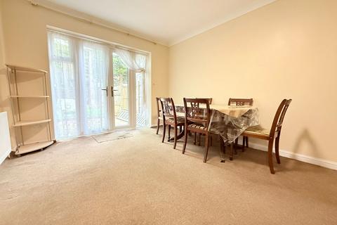 3 bedroom terraced house to rent, Kestrel Close, London, NW9