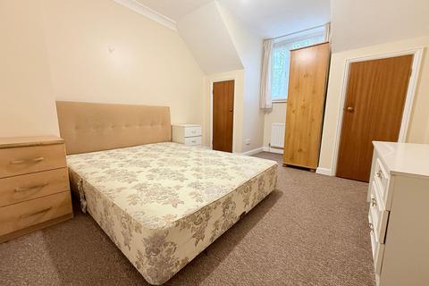 3 bedroom terraced house to rent, Kestrel Close, London, NW9