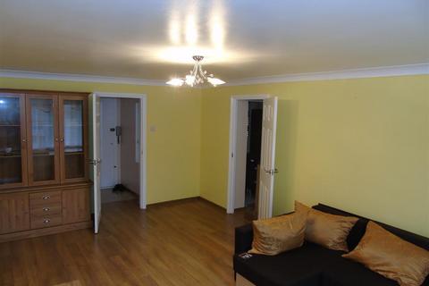 2 bedroom flat to rent, Northfield, Hatfield
