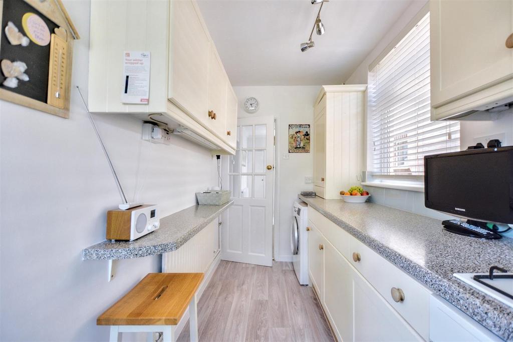 Kitchen 2.jpeg