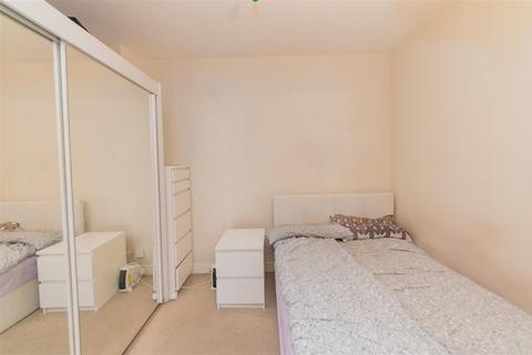 Studio to rent, Charcot Road, Colindale