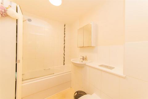 Studio to rent, Charcot Road, Colindale