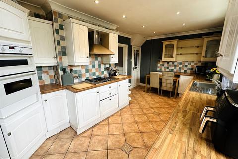 18 Foxhill Road, Thorne, Doncaster, DN8 5QA