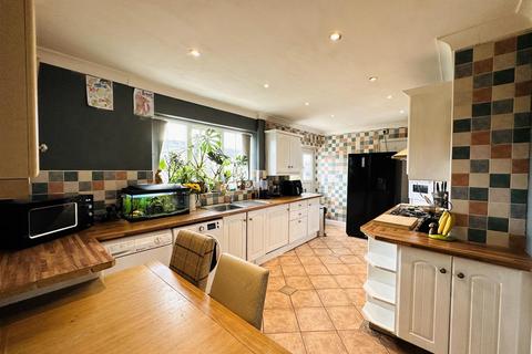 18 Foxhill Road, Thorne, Doncaster, DN8 5QA