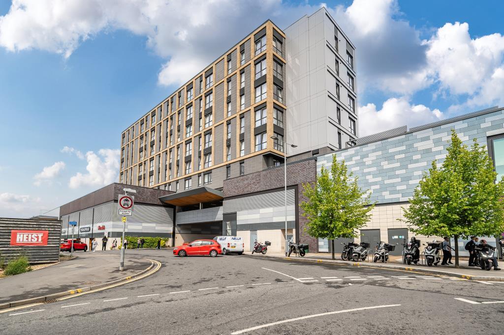 Bracknell, Berkshire, RG12 1 bed flat - £210,000