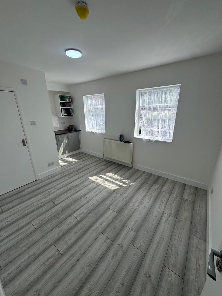 A Lovely Four Bedroom House To Let in Newham, E6