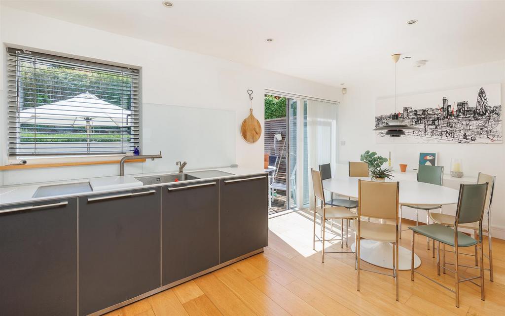 Kitchen/ Dining Room