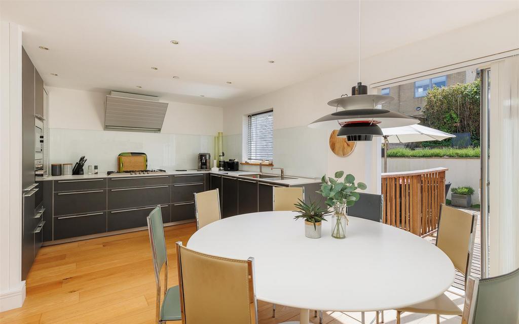 Kitchen/ Dining Room