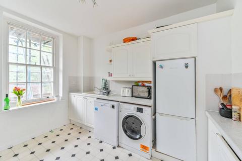 3 bedroom terraced house to rent, Vicarage Crescent, Battersea, London, SW11