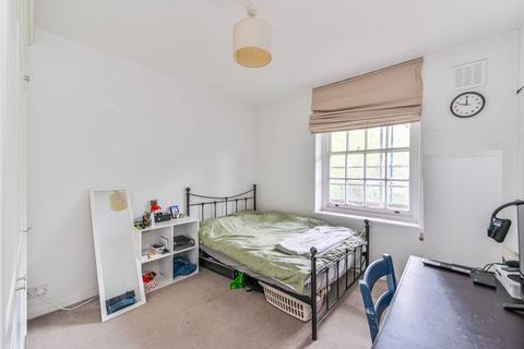 3 bedroom terraced house to rent, Vicarage Crescent, Battersea, London, SW11