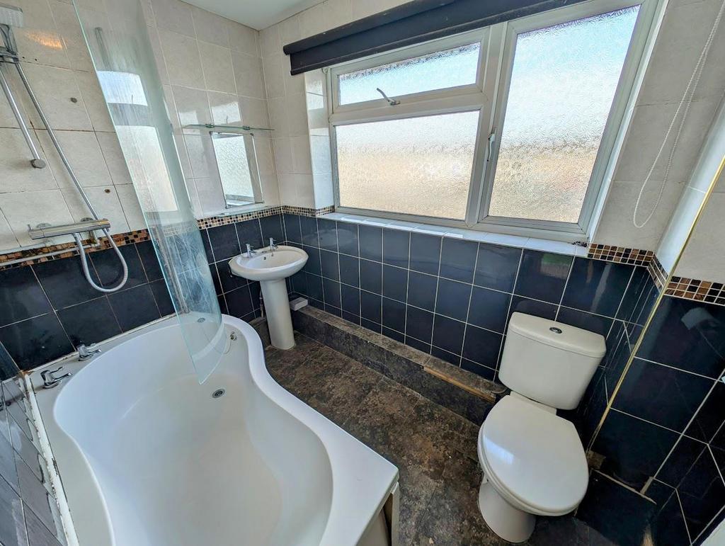 75 Cherington bathroom a.jpg