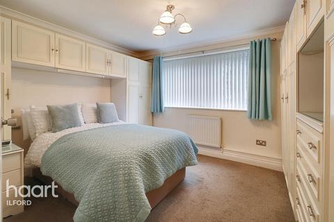 2 bedroom flat for sale, Eastern Avenue, Ilford