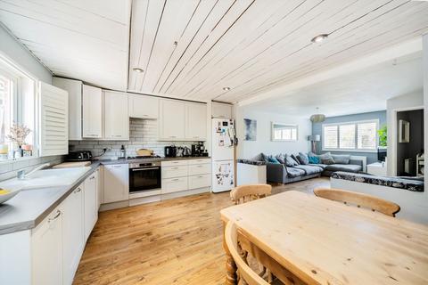 6 Sparks Close, Hampton, TW12 3XG