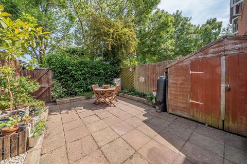 6 Sparks Close, Hampton, TW12 3XG