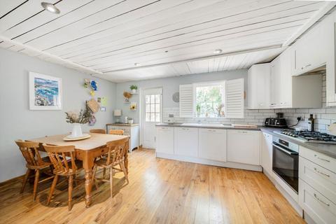 6 Sparks Close, Hampton, TW12 3XG