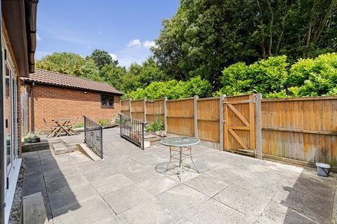 18 Channel Close, Folkestone, CT19 6QN