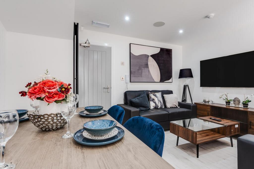 A stylish and contemporary living room featurin...